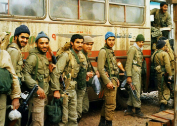 تصویر رزمندگان در حال اعزام به خط مقدم